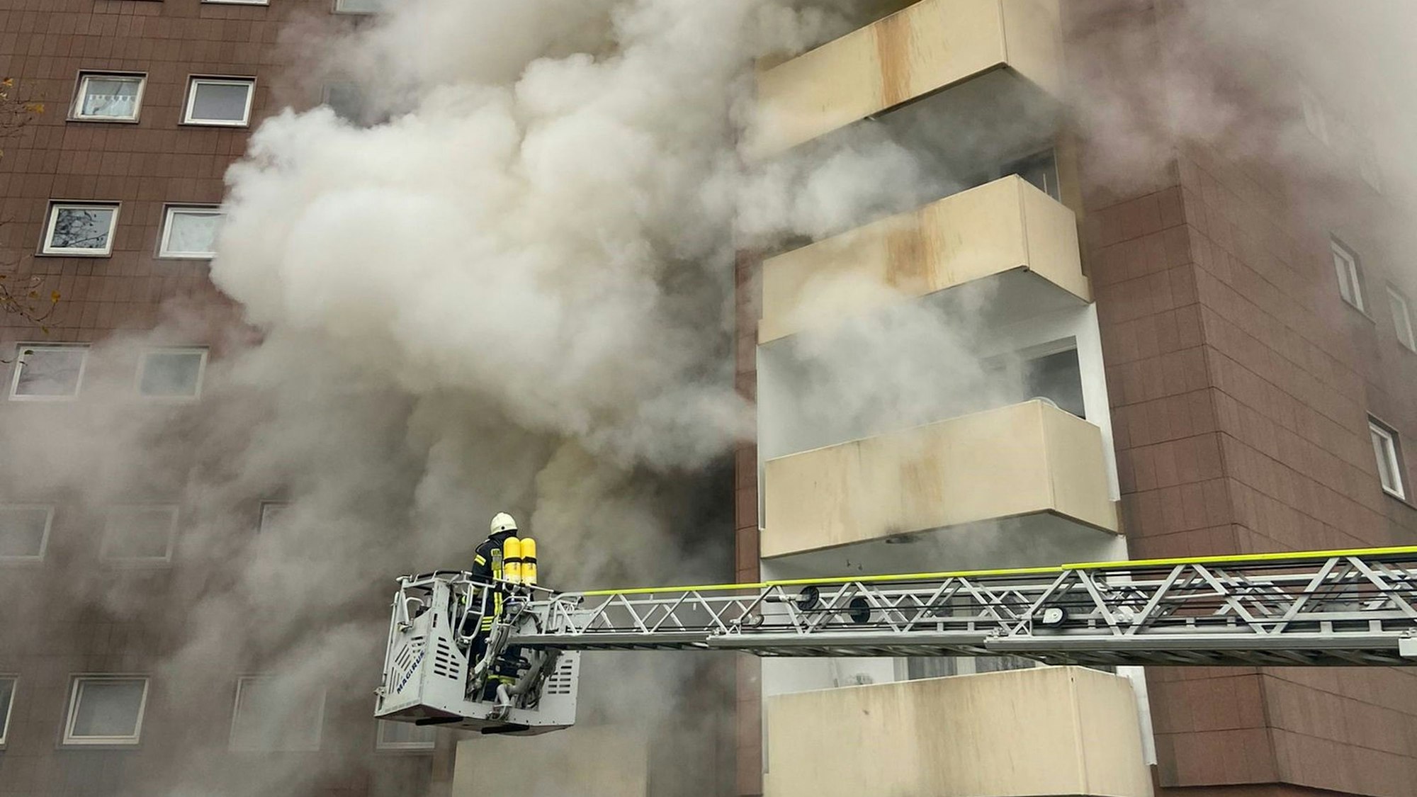 Schreck in den Vormittagsstunden: Bei einem Brand in einem Bickendorfer Mehrfamilienhaus entstand erheblicher Sachschaden.