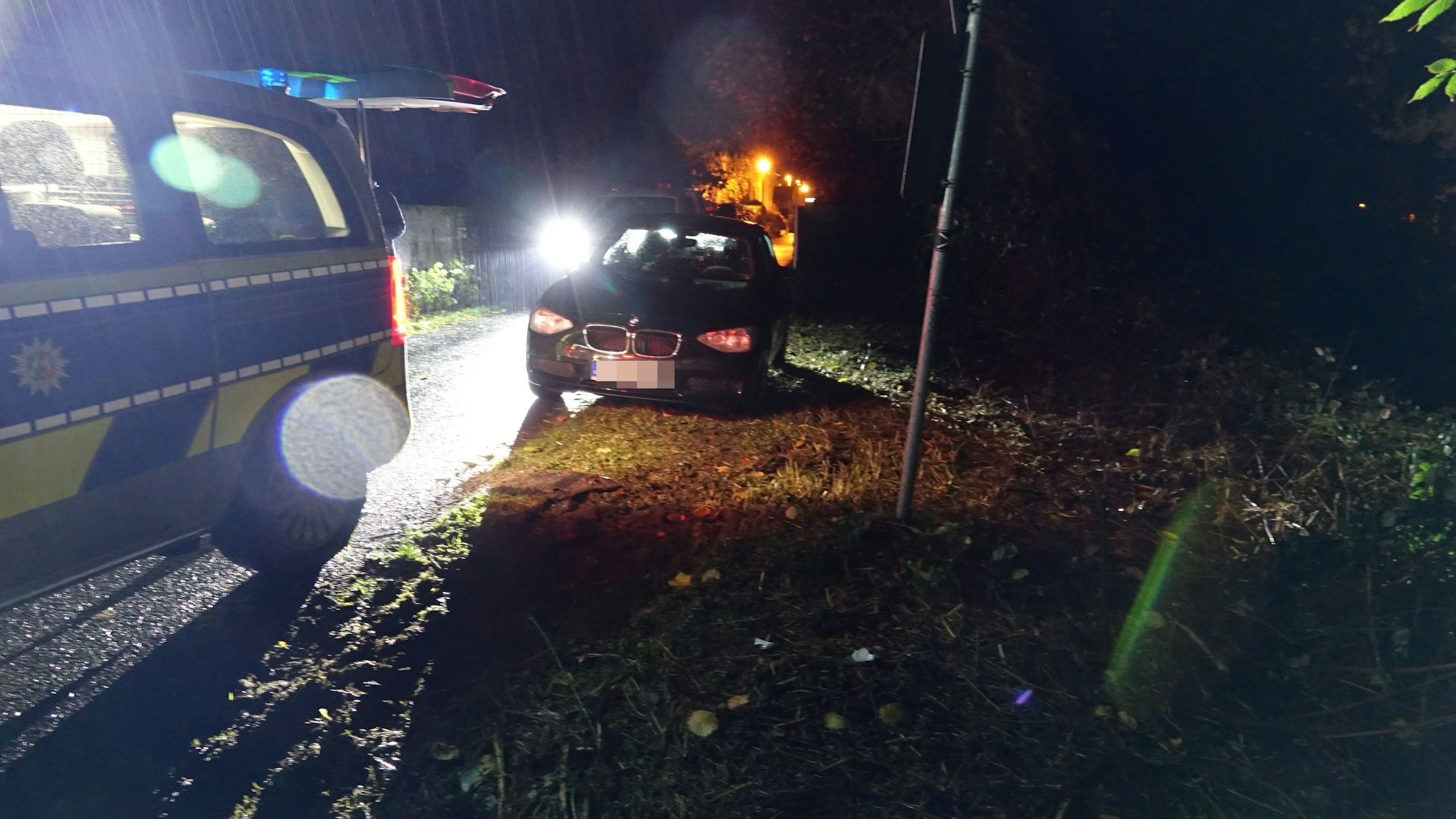 Drei Männer flüchteten am Allner Weg aus einem gestohlenen Auto, einer sprang auf der Flucht in die Sieg.
