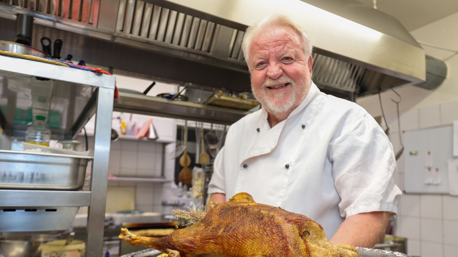 Otto Stangl zeigt eine gebratenen Gans in der Küche des Gasthauses Zum Fässchen in Meckenheim.