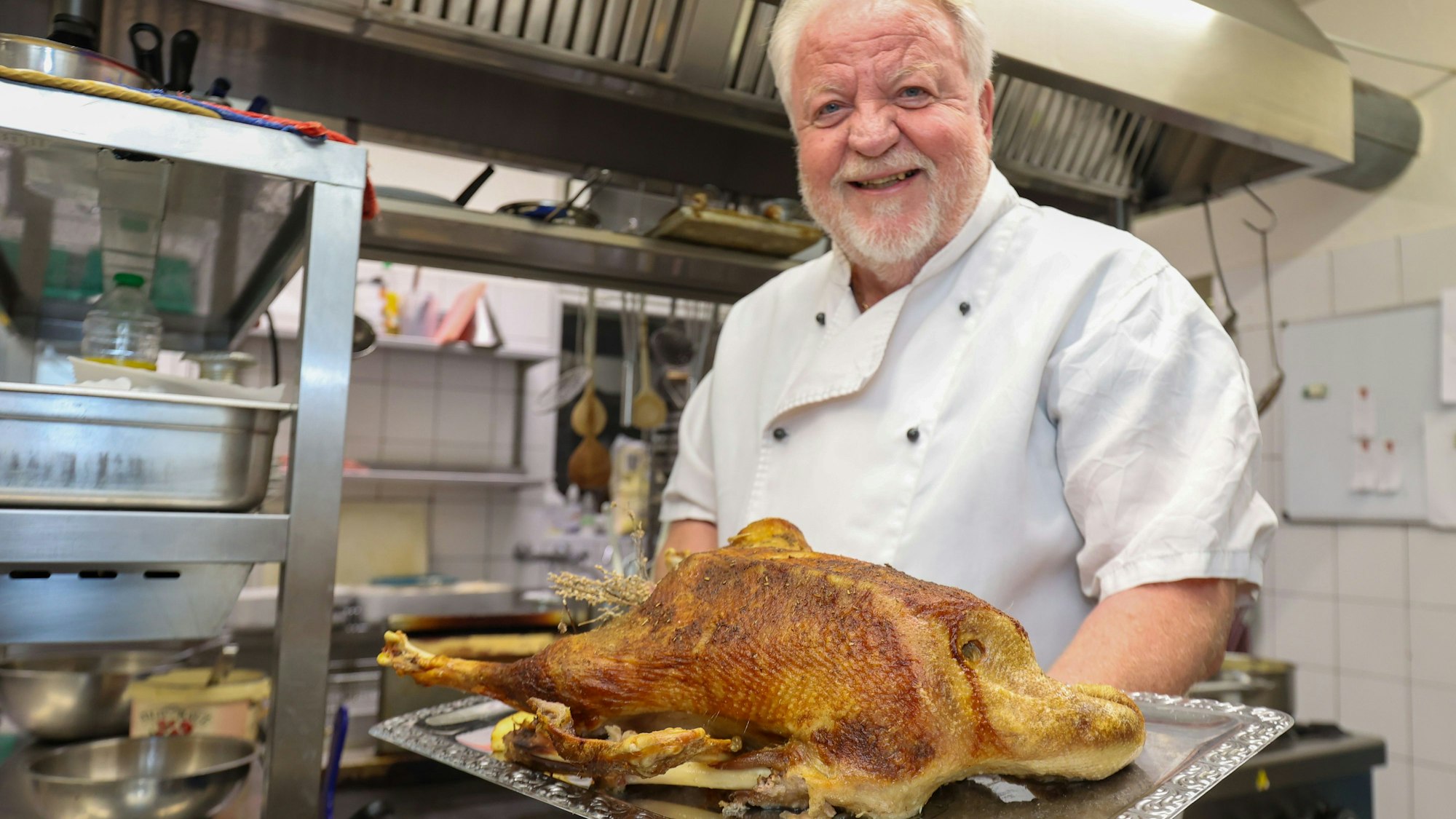 Otto Stangl zeigt eine gebratenen Gans in der Küche des Gasthauses Zum Fässchen in Meckenheim.