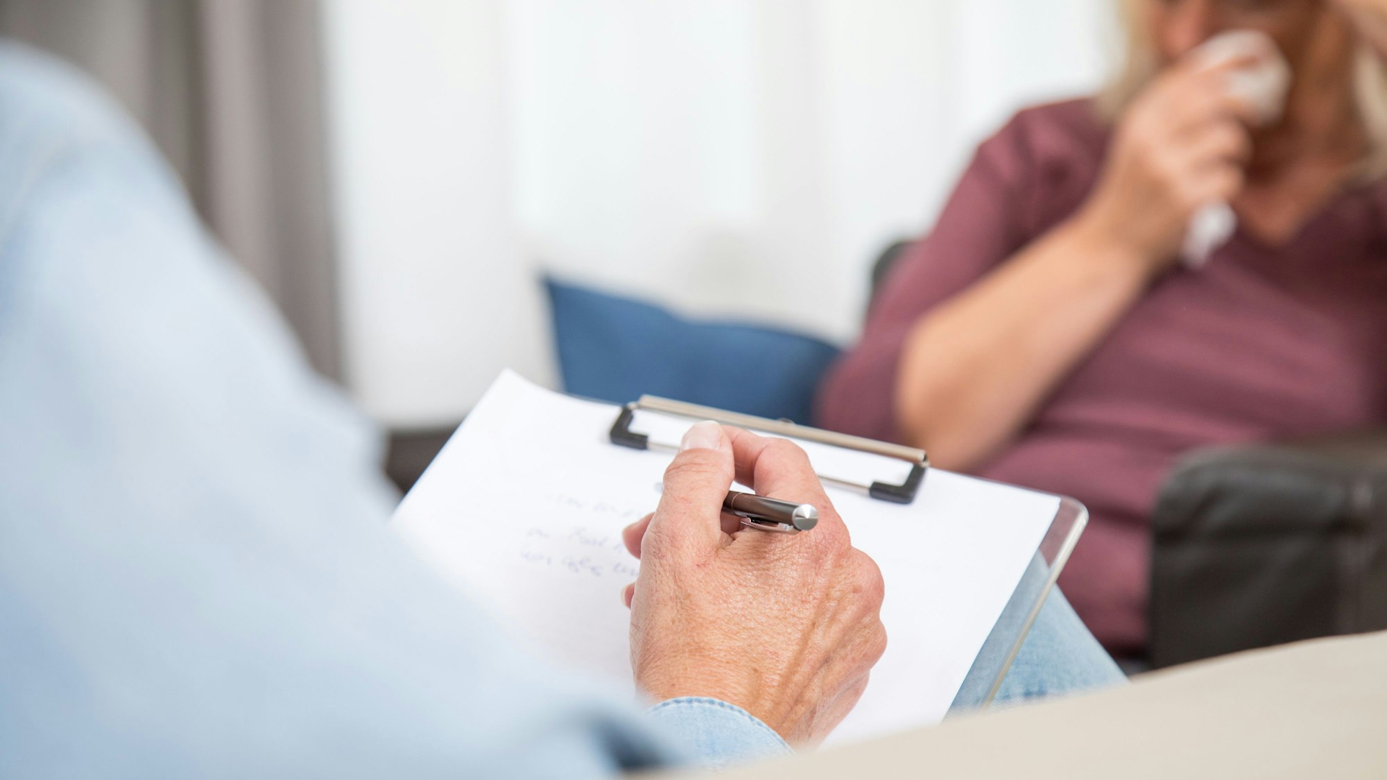 Das Symbolfoto zeigt eine therapeutische Sitzung.