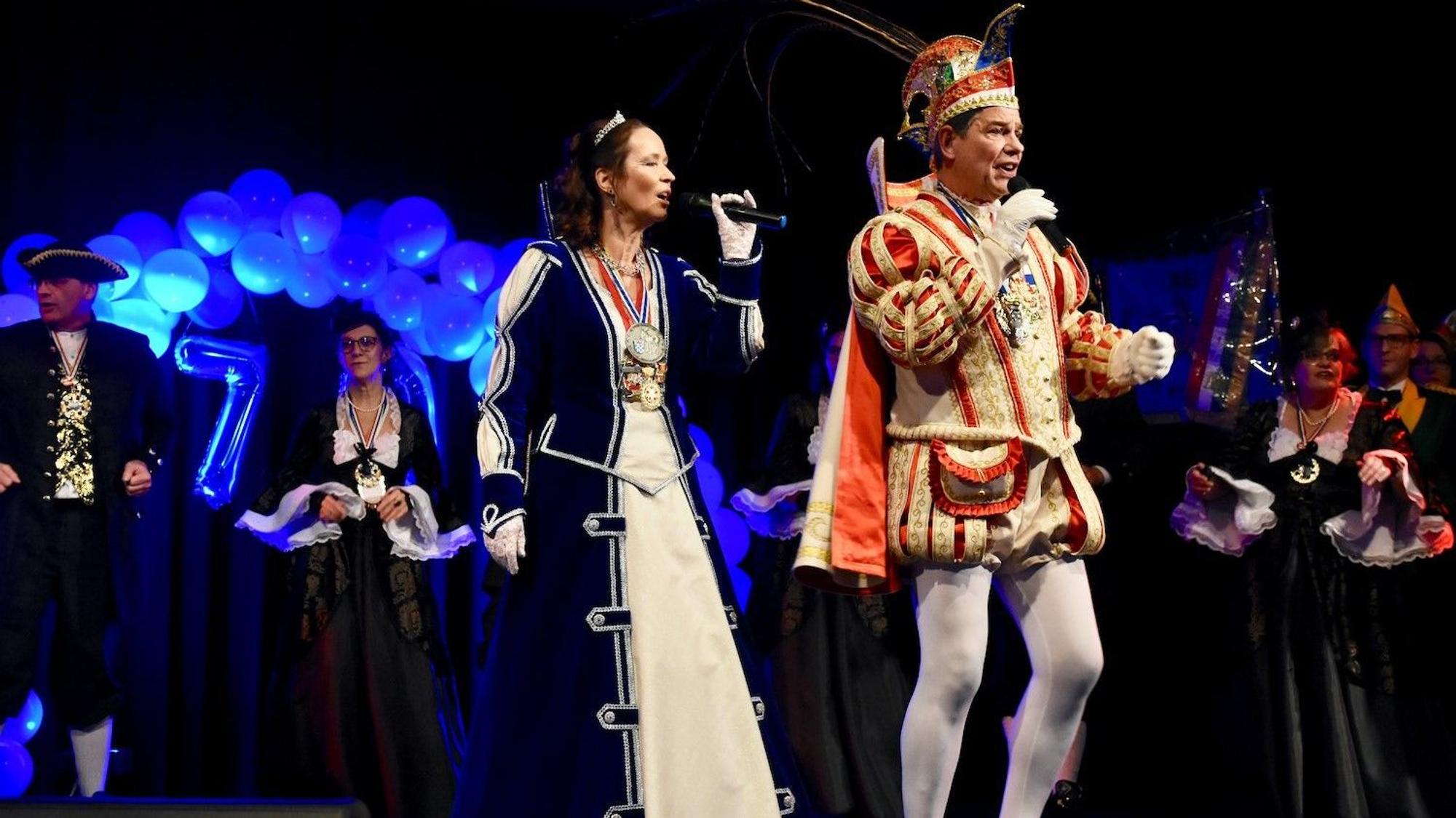 Augustina Nicole I. und Prinz Klaus II. meisterten auf glattem Geläuf Tanz und Gesang bravourös