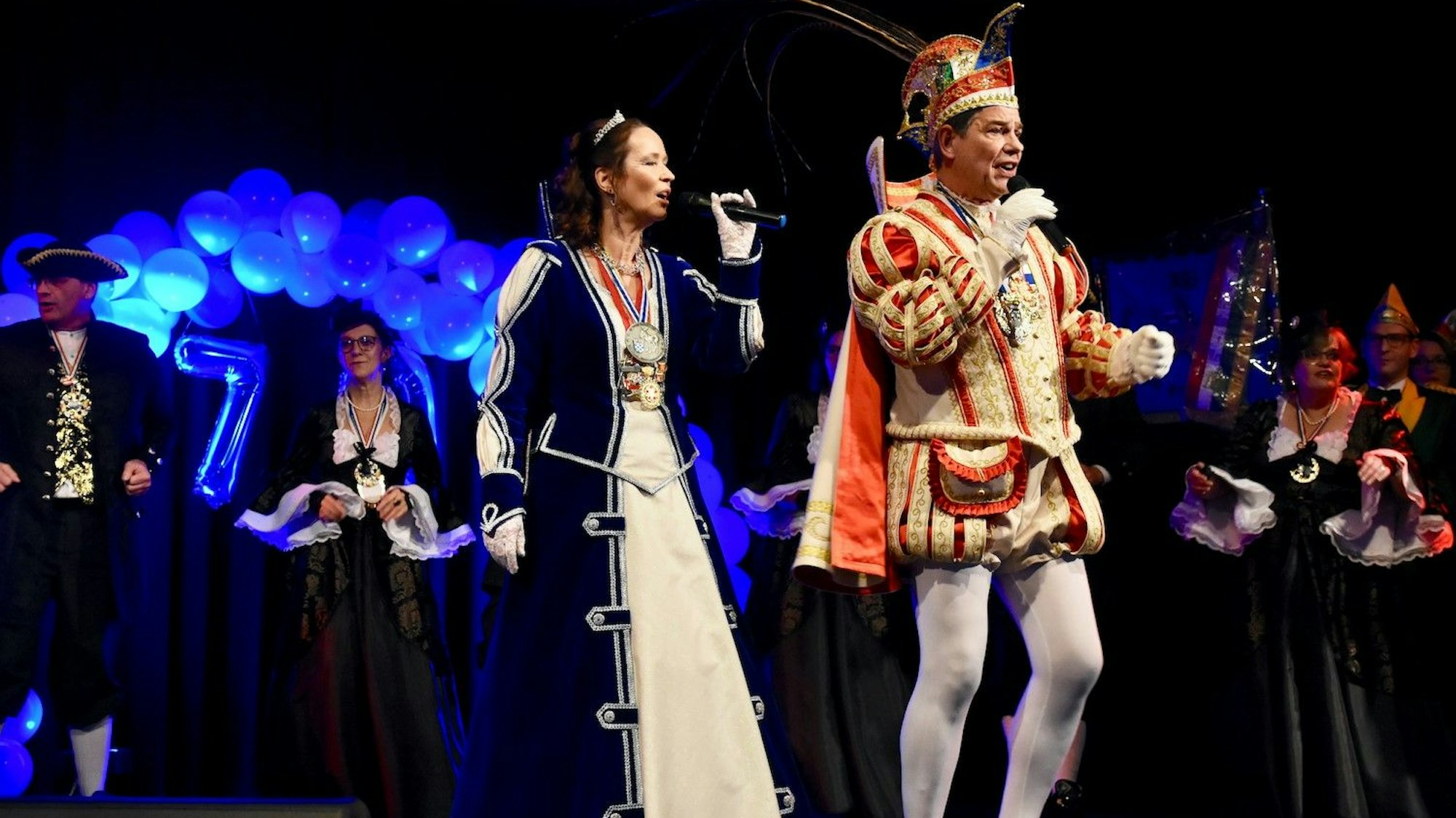 Augustina Nicole I. und Prinz Klaus II. meisterten auf glattem Geläuf Tanz und Gesang bravourös