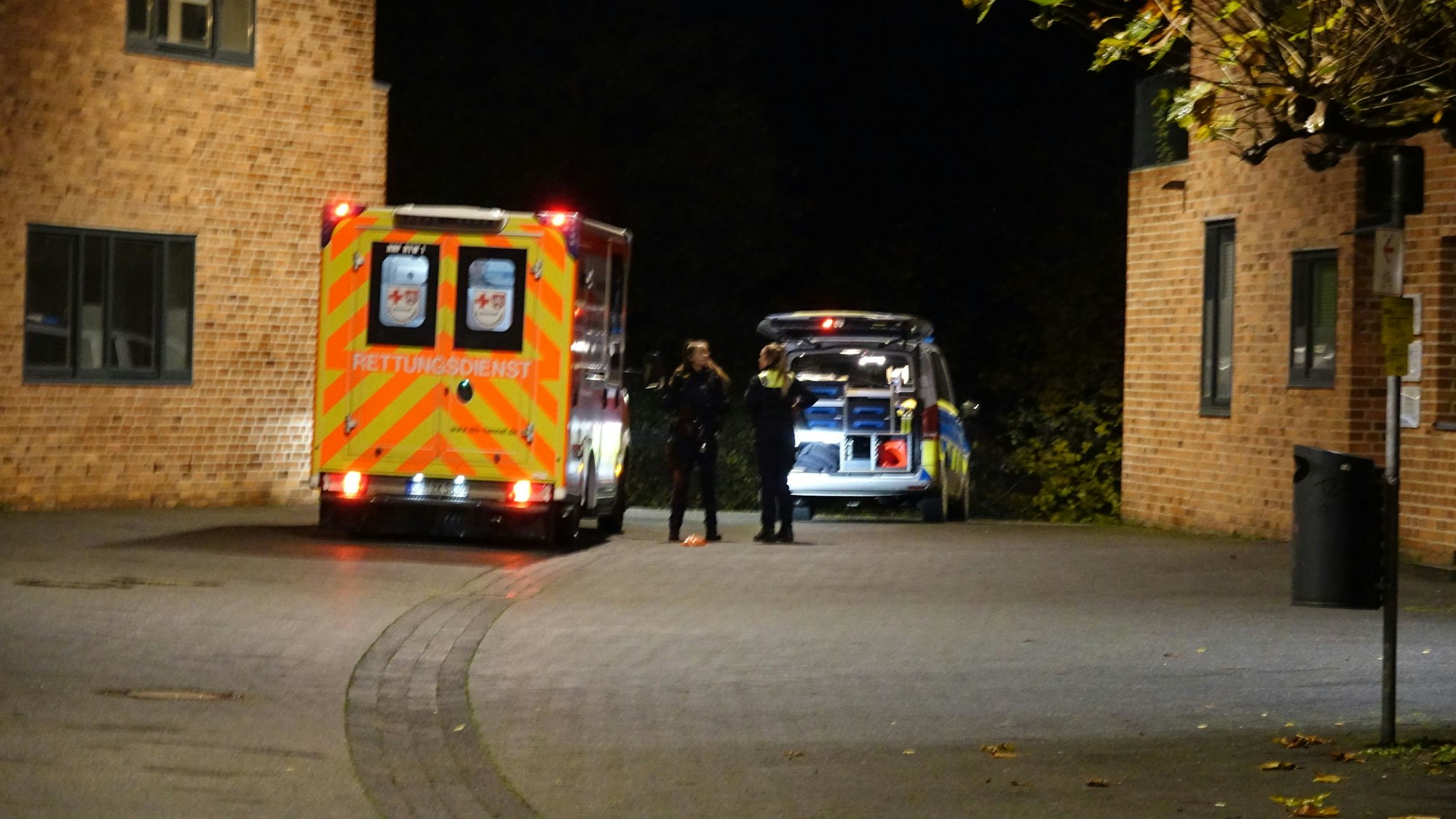 Am Willy-Brandt-Platz in Hennef wurde ein Flüchtiger aus der Sieg geholt und vom Rettungsdienst behandelt.