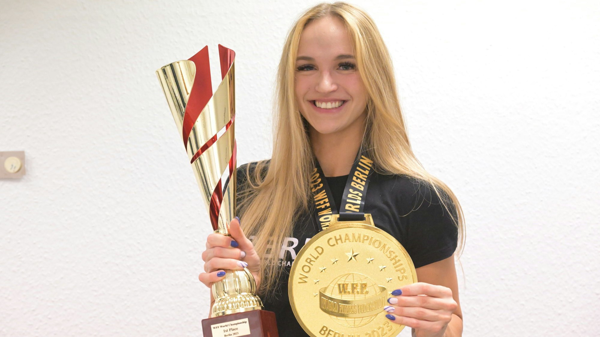 Das Foto zeigt Lia Liebing mit ihren WM-Trophäen.