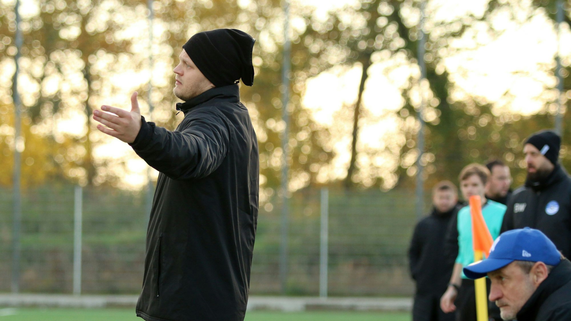 Das Bild zeigt Artur Mezler, der an der Seitenlinie die Arme ausbreitet.