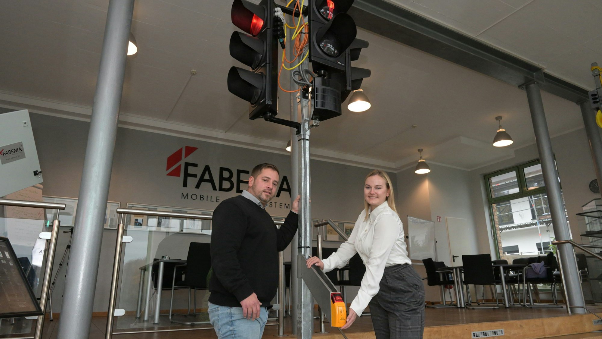 Daniel Schauer und Lena Kley vom Kürtener Signalanlagehersteller Fabema stellen die neue Baustellenampel vor.