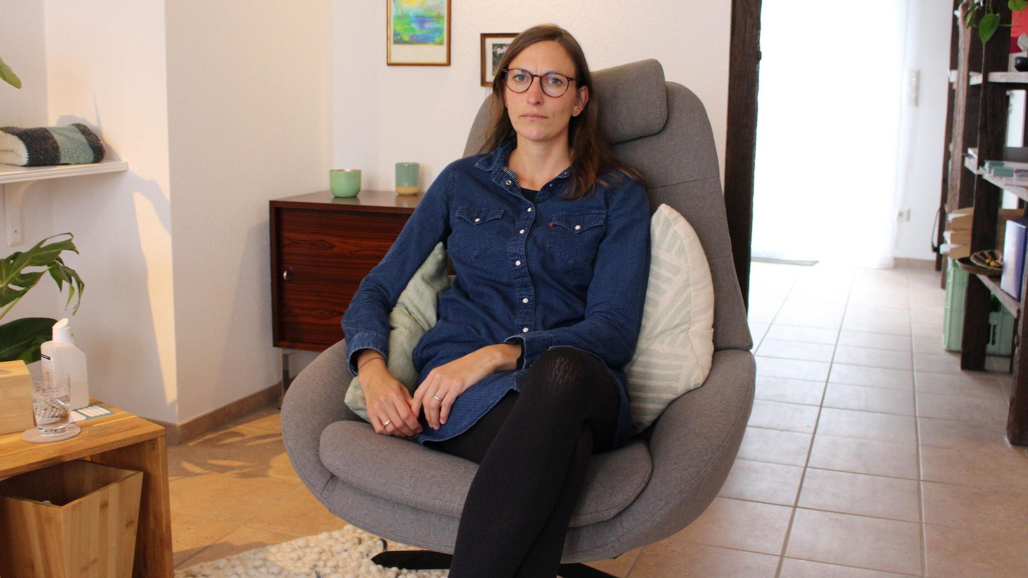 Lea Erlinghagen sitzt in einem Sessel.