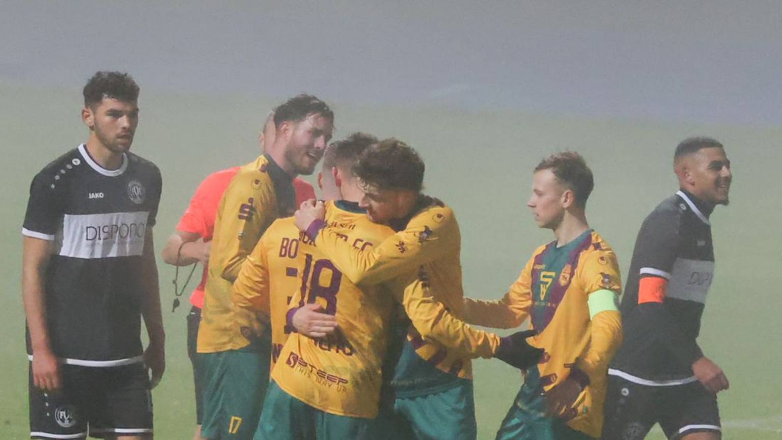 Jubel herrscht nach dem 1:0 beim Bonner SC durch Armando Rexhepaj.