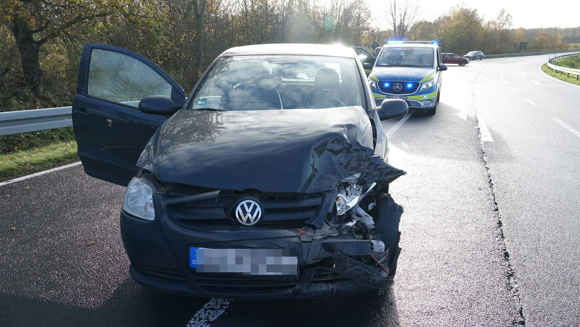 Die Feuewehr wurde zu einem Unfall mit eingeklemmter Person alarmiert. Allerdings war es nur ein iPhone, dass auf die Kreisstraße 7 gefallen war. Ene junge Autofahrerin fuhr einem anderen Wagen auf.