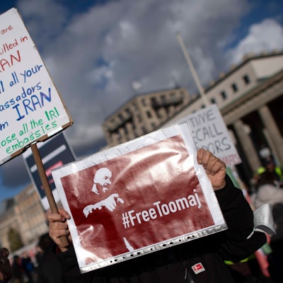 Iran Solidarity Protest DEU, Deutschland, Germany, Berlin, 05.11.2022 Demonstranten mit Plakat No To Islamic Republic und Free Toomaj , Rapper und Musiker Tumaj Toomaj Salehi waehrend der Demonstration und Kundgebung in Solidaritaet mit den Protestierenden im Iran unter dem Motto Gegen die Verletzung der Menschenrechte im Iran in Berlin, Deutschland. Nach dem Tod von Mahsa Amini Jin Jiyan for Jina Mahsa Amini, einer iranischen Frau kurdischer Herkunft, sind im Iran Proteste ausgebrochen gegen die iranische Regierung und das Mullah Regime. en: Women protesters with placard No To Islamic Republic and Free Tumaj Toomaj, rapper and musician Toomaj Salehi during the demonstration and rally in solidarity with the protesters in Iran themed Against