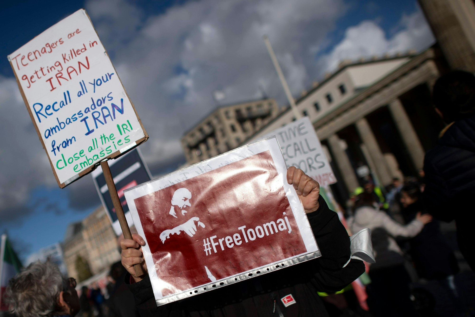 Iran Solidarity Protest DEU, Deutschland, Germany, Berlin, 05.11.2022 Demonstranten mit Plakat No To Islamic Republic und Free Toomaj , Rapper und Musiker Tumaj Toomaj Salehi waehrend der Demonstration und Kundgebung in Solidaritaet mit den Protestierenden im Iran unter dem Motto Gegen die Verletzung der Menschenrechte im Iran in Berlin, Deutschland. Nach dem Tod von Mahsa Amini Jin Jiyan for Jina Mahsa Amini, einer iranischen Frau kurdischer Herkunft, sind im Iran Proteste ausgebrochen gegen die iranische Regierung und das Mullah Regime. en: Women protesters with placard No To Islamic Republic and Free Tumaj Toomaj, rapper and musician Toomaj Salehi during the demonstration and rally in solidarity with the protesters in Iran themed Against