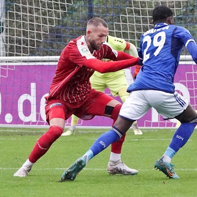 FC-Spieler Nelson Amadin (rechts) am Samstag, 18.11.2023 in der Fußball Regionalliga West Begegnung FC Schalke 04 U23 (blau) gegen SC Fortuna Köln im Parkstadion in Gelsenkirchen.
Foto: Michael Korte / FUNKE Foto Services