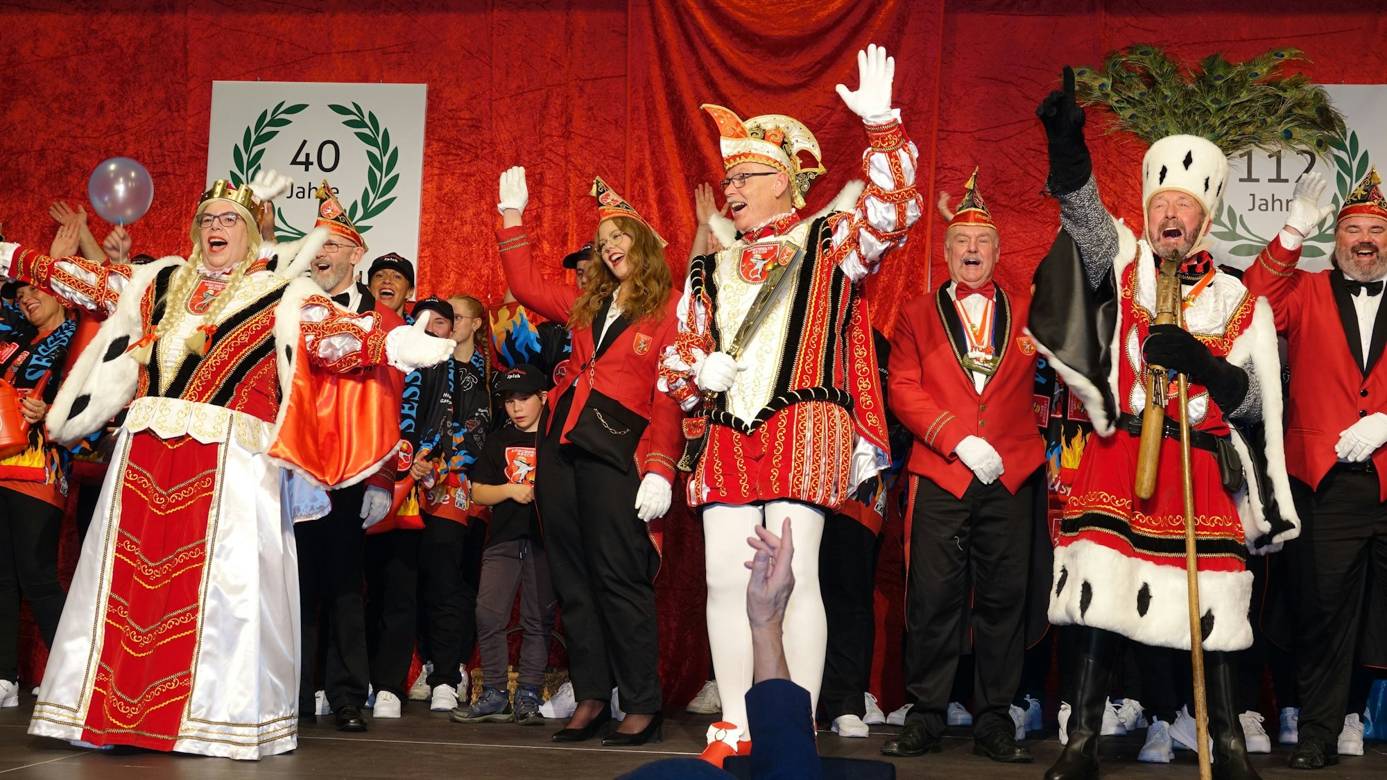 Stefan Gandelau ist Prinz Gandi I. in Troisdorf-Spich. Ihm zur Seite stehen Rita I. Jany und Bauer Wulli, Wolfgang Vogel.