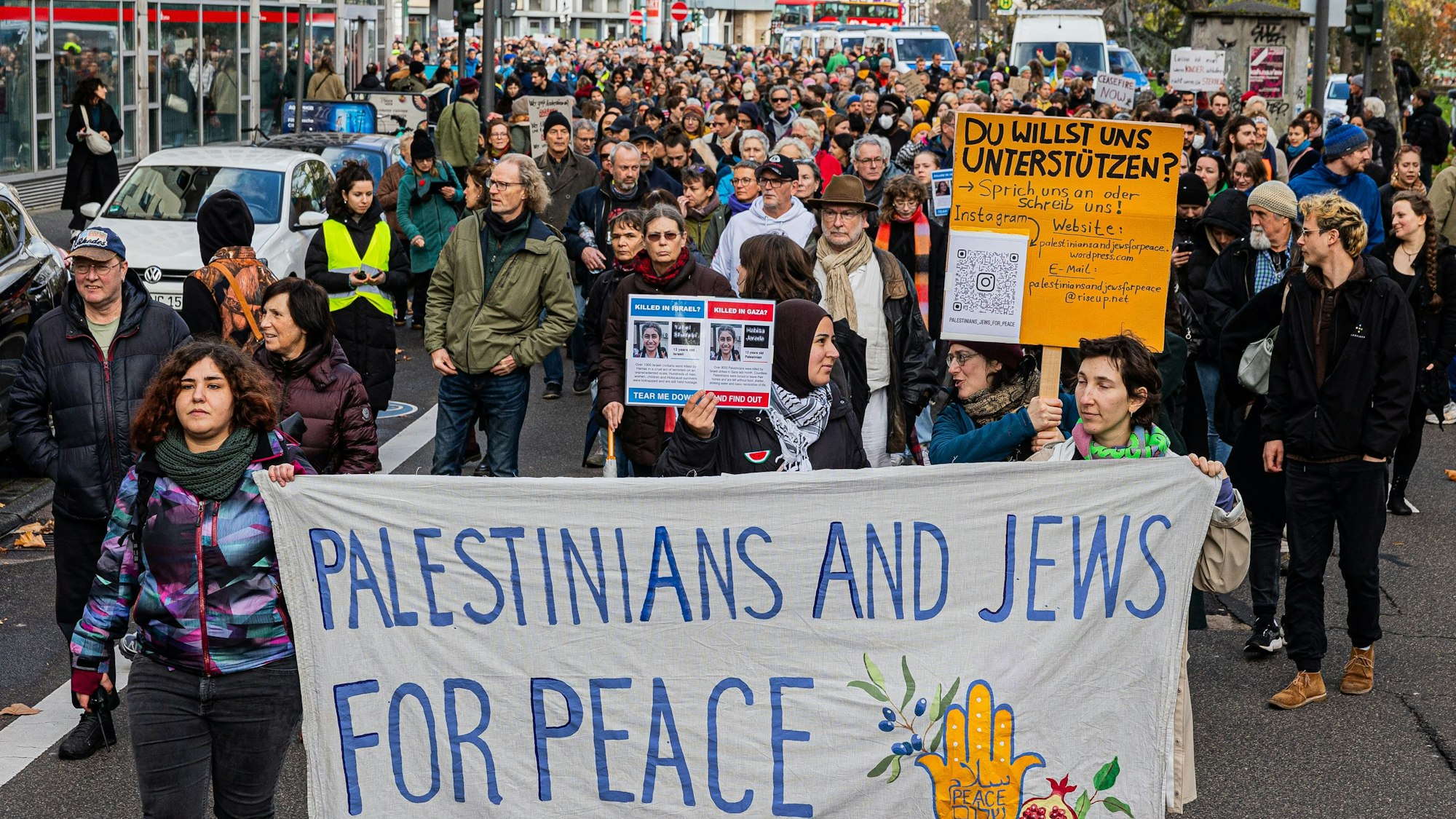 Rund 2000 Menschen nahmen an der Demonstration für Frieden in der Kölner Innenstadt teil.