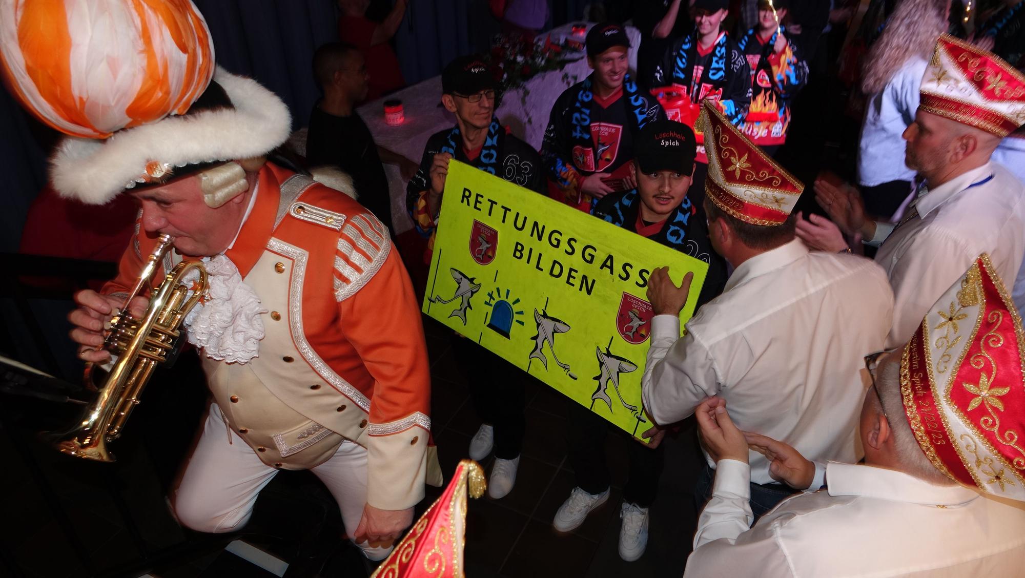 Die Löschhaie folgten der Nippeser Bürgerwehr und machten mit einem Schild die Rettungsgasse fürs Trifolium frei.