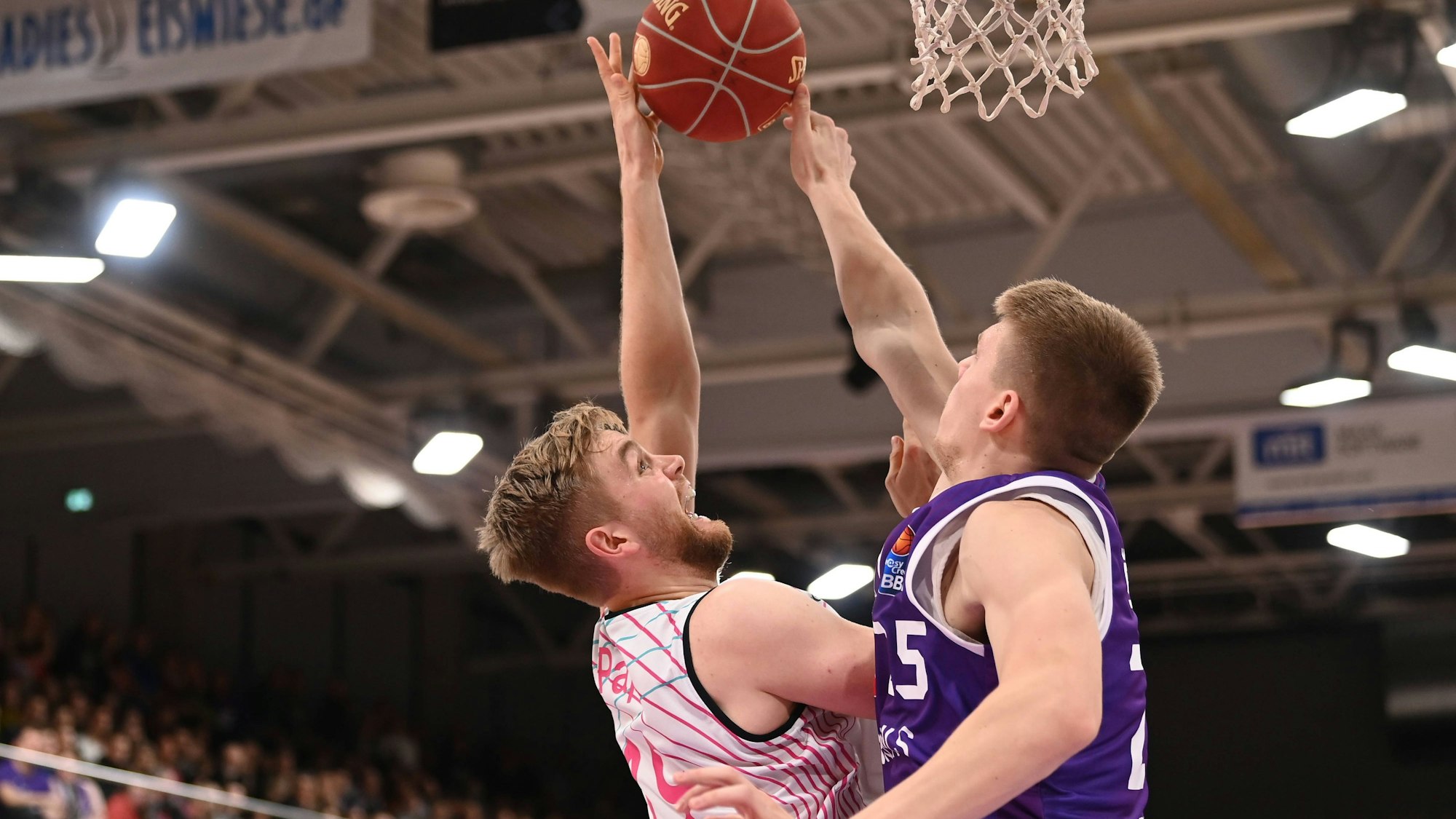 Der Bonner Till Pape wird von Göttingens Karlis Silins (rechts) geblockt.