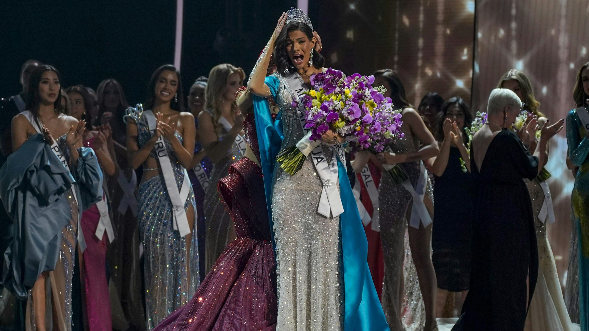 dpatopbilder - 18.11.2023, El Salvador, San Salvador: Miss Nicaragua Sheynnis Palacios wird im Rahmen der 72. Miss Universe-Wahl zur Miss Universe gekrönt. Foto: Camilo Freedman/dpa +++ dpa-Bildfunk +++