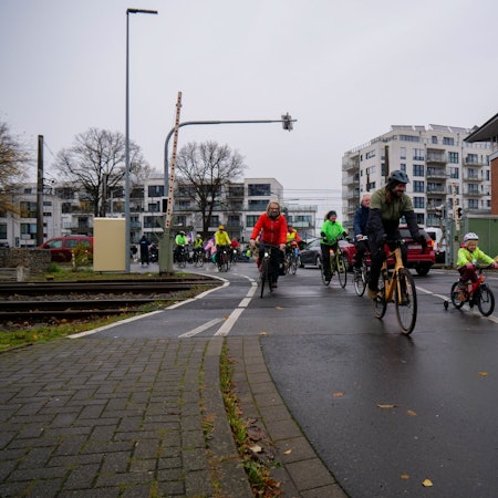 Auf dem Foto sind Teilnehmer der Fahrraddemo zu sehen.