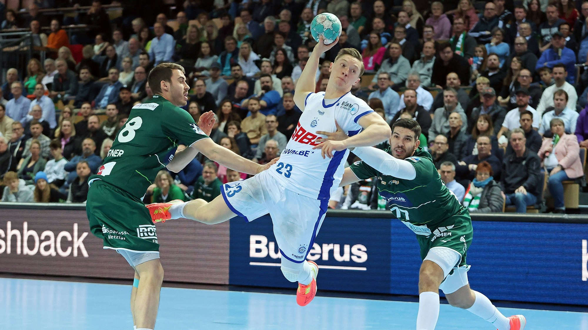 Gummersbachs Handballer Ole Pregler bei einem Wurf auf das Tor.