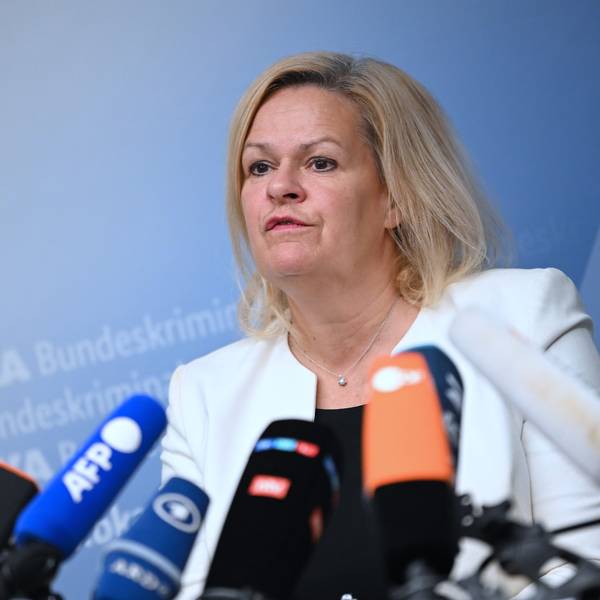 Nancy Faeser steht hinter Mikrofonen und beantwortet Fragen.
