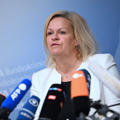 Nancy Faeser steht hinter Mikrofonen und beantwortet Fragen.
