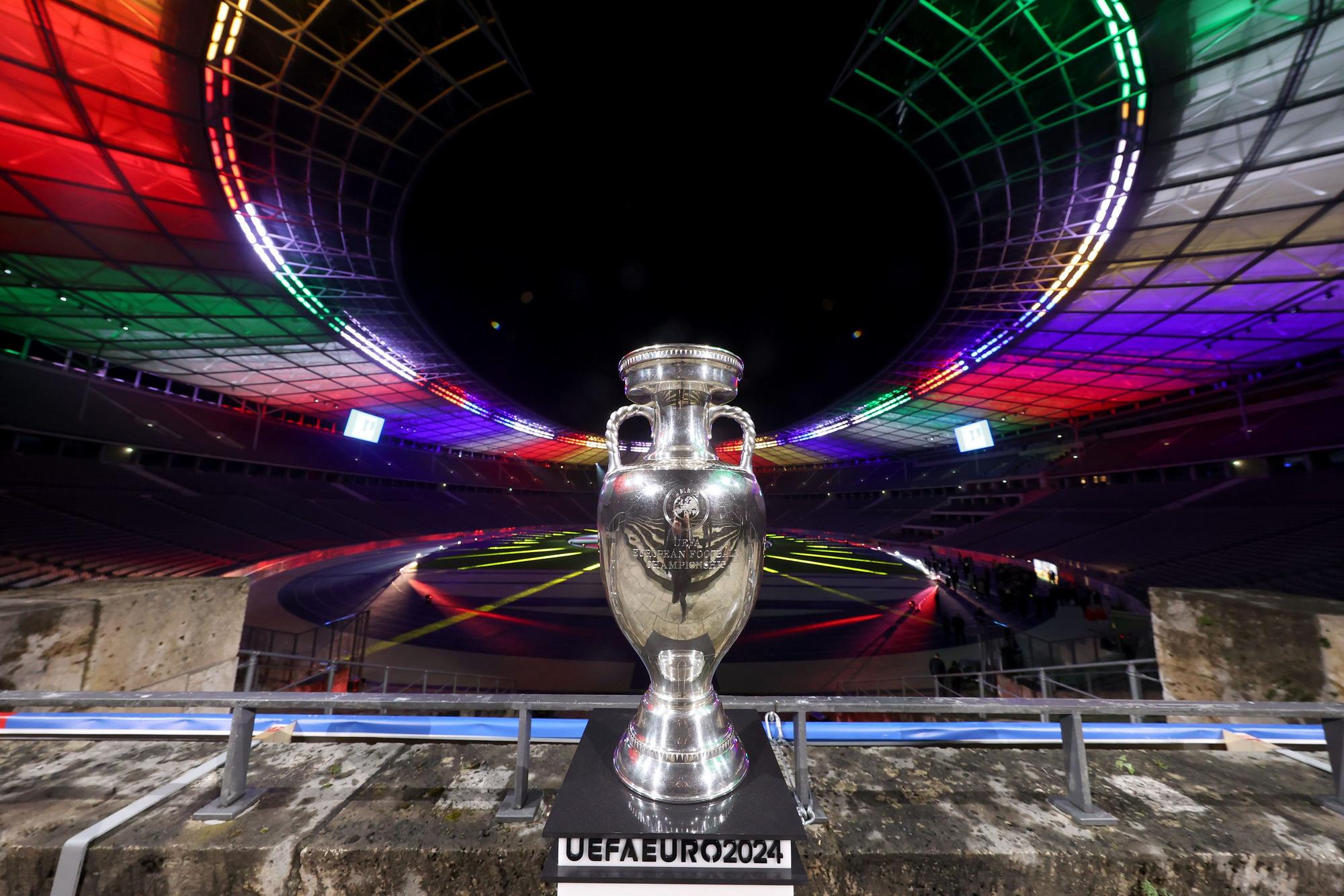Der Siegerpokal der Fußball-Europameisterschaft 2024 steht im Olympiastadion in Berlin. Am 4. Dezember startet die nächste Verkaufsphase.