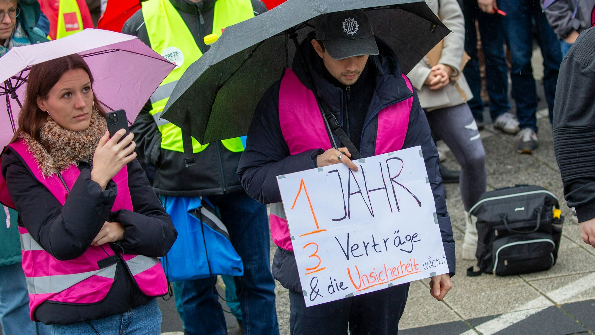 Ein Demonstrant hält ein Schild mit der Aufschrift: 1 Jahr, 3 Verträge und die Unsicherheit wächst