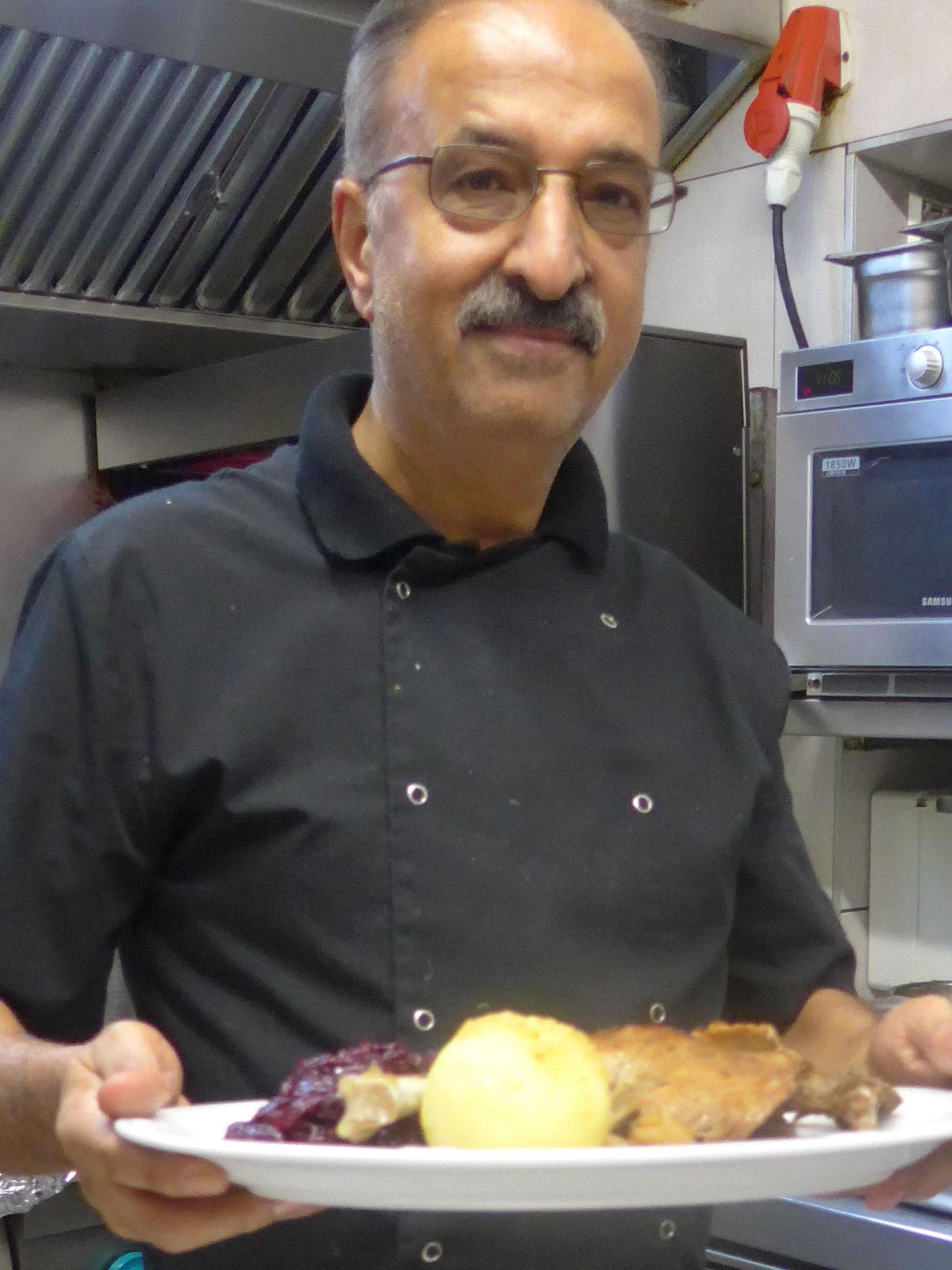 Das Bild zeigt Chefkoch Suri in der Küche des Restaurants Fledermaus in Pulheim-Sinthern.
