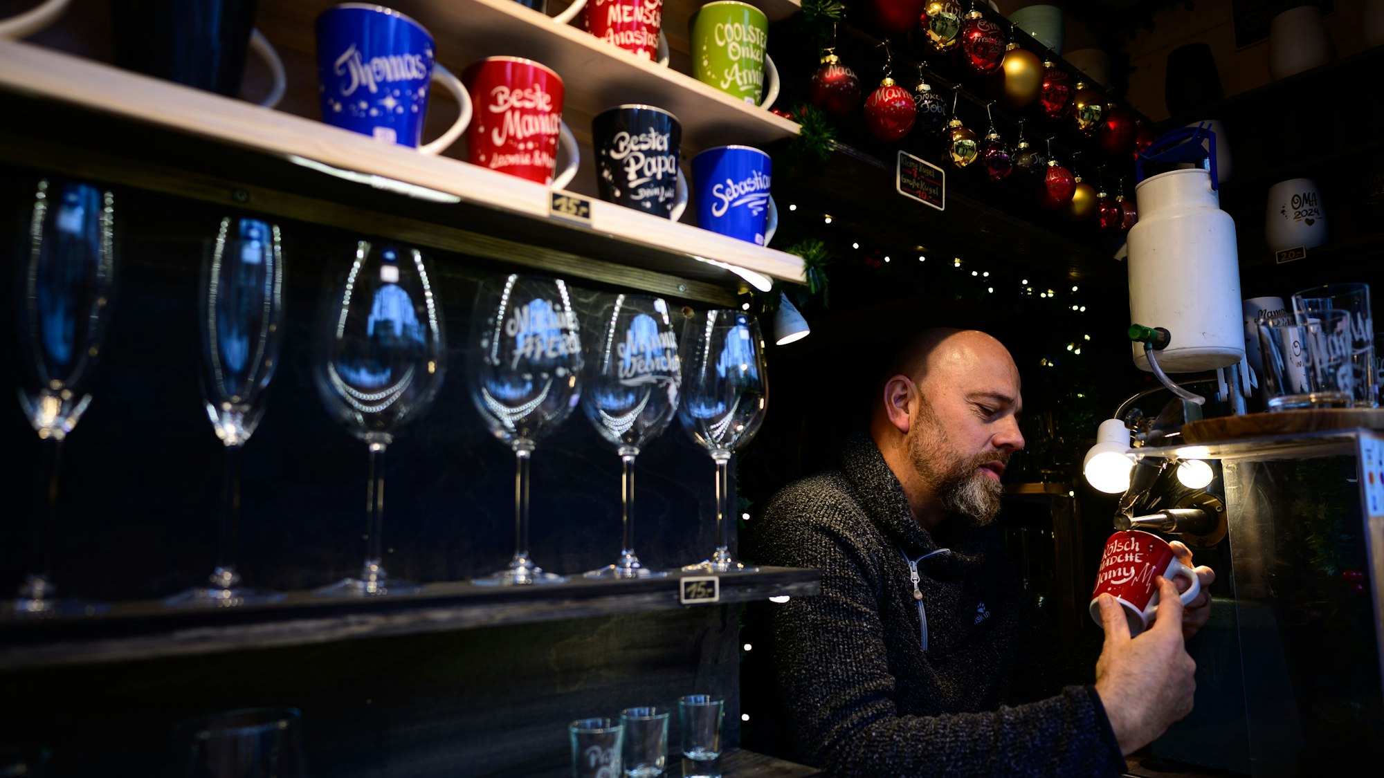 Ob „coolster Opa“ oder„ Lieblingsmensch“ - Glasgravurmeister Markus Stürmann schreibt auf Tassen oder Gläser seines Repertoires, was die Kunden sich wünschen. Und zuschauen können sie dabei auch.
