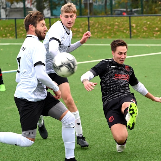 19.11.2023, Fussball-Sinnersdorf-Bergfried Leverkusen
links: Daniel Hillebrands (Leverkusen)
rechts: Sven Eßer (Sinnersdorf)
Foto: Uli Herhaus