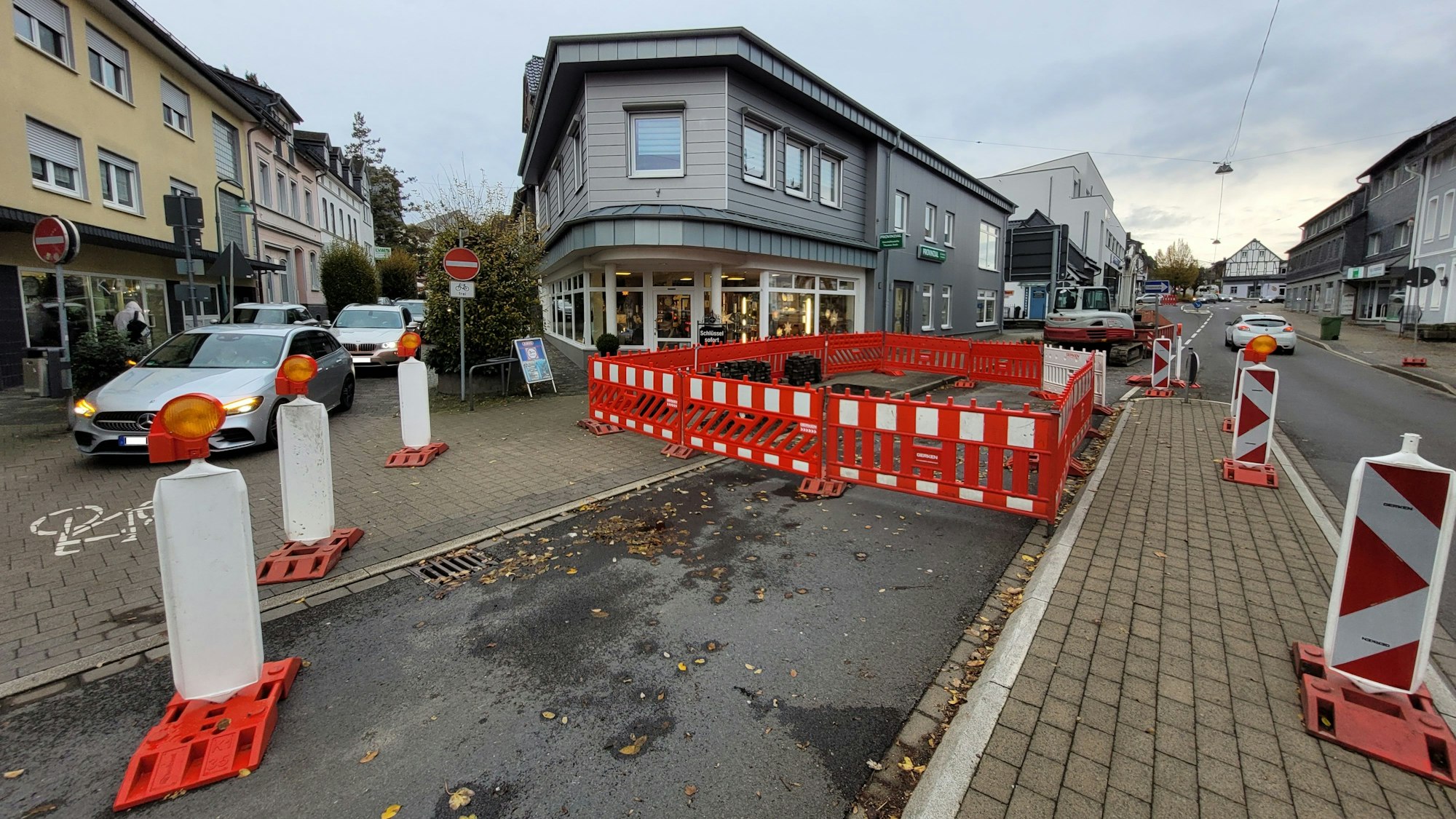 In Waldbröl unterhält die Deutsche Telekom an der Kaiserstraße (Bundesstraße 256), zwischen den Einmündungen zur Alten Poststraße und zur Straße „Am Marktplatz“, eine Baustelle. Der Verkehr wird, zum Teil in eine Fahrtrichtung, um diese Stelle herumgeführt.