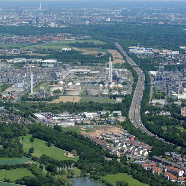 Das Luftbild zeigt einen Überblick über den Industriestandort in Wesseling und die Autobahn 555.