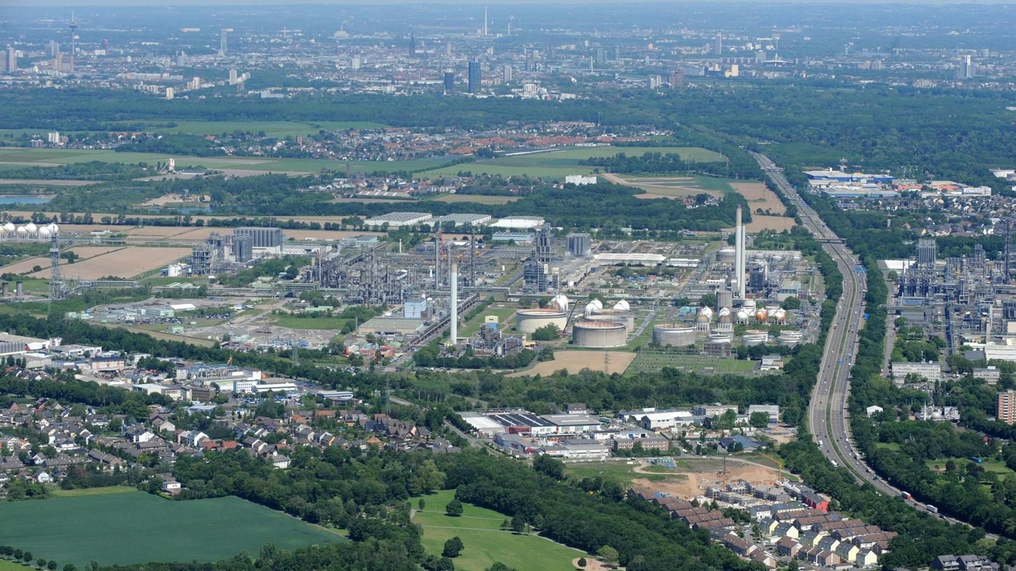 Das Luftbild zeigt einen Überblick über den Industriestandort in Wesseling und die Autobahn 555.