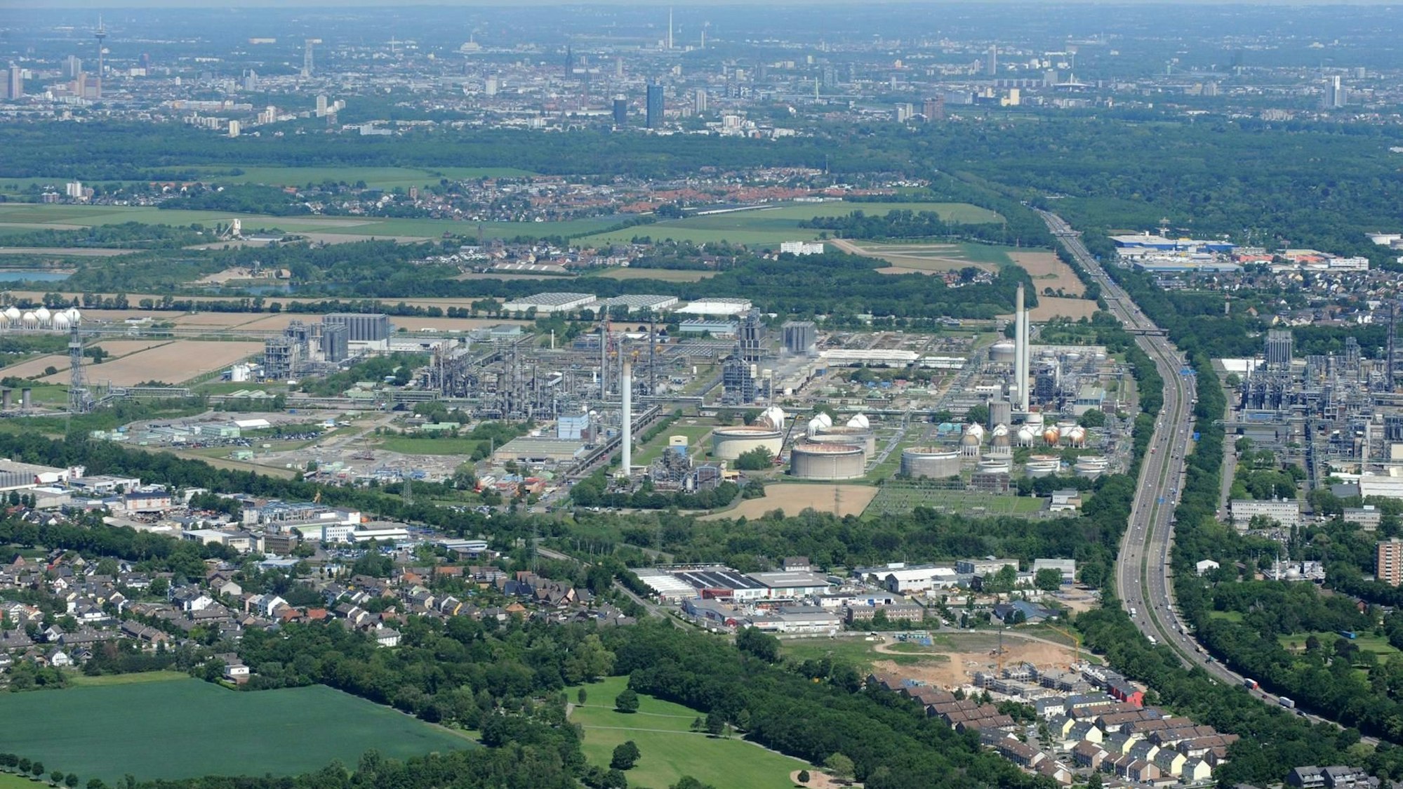 Das Luftbild zeigt einen Überblick über den Industriestandort in Wesseling und die Autobahn 555.