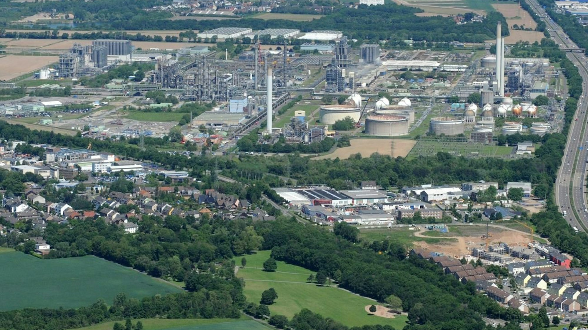 Auf dem Foto sind die Industrieanlagen von Lyondell Basell zu sehen.