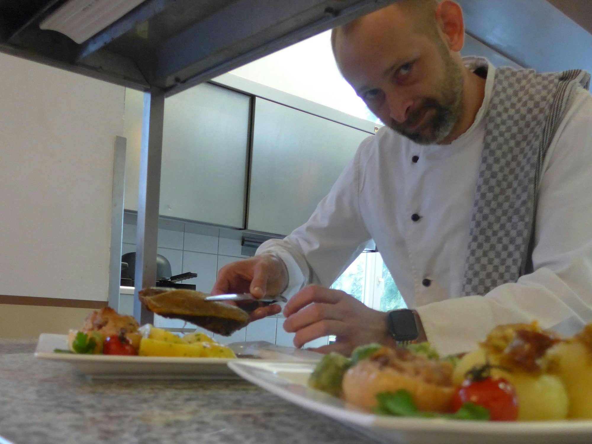 Das Bild zeigt Chefkoch Björn Melchior, der seine Gäste des Restaurants in der Villa Sophienhöhe mit Gänsen verwöhnt.