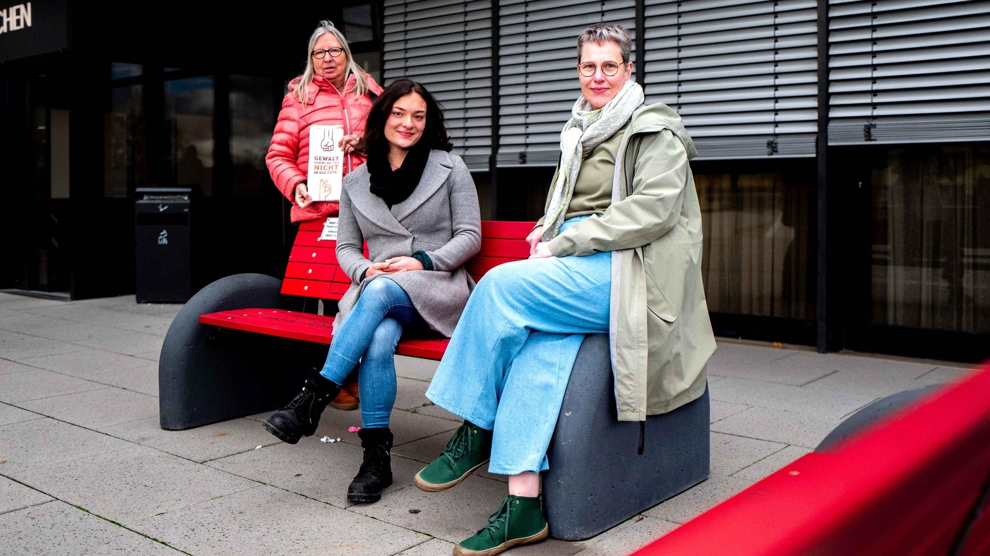 Engagieren sich gegen Gewalt an Frauen: Ellen Mende (v.l.), Alesha Gasior und Astrid Günther vor dem Kreishaus.