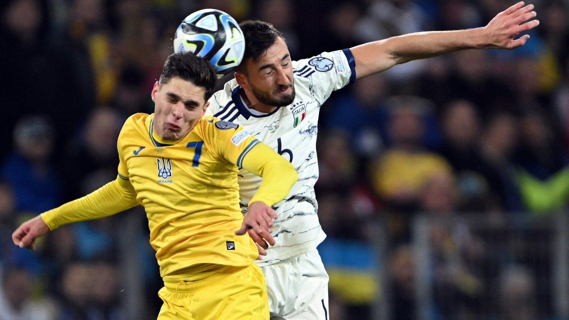 Georgiy Sudakov (l) aus der Ukraine und Italiens Alessandro Buongiorno kämpfen um den Ball.