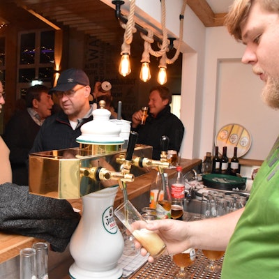 Hobbybühne Hurst
immer freitags Kneipe im Dorfhaus
An der Theke: Dieter Reichmann (l.), Kai Prange, Marvin Burhans am Zapfhahn