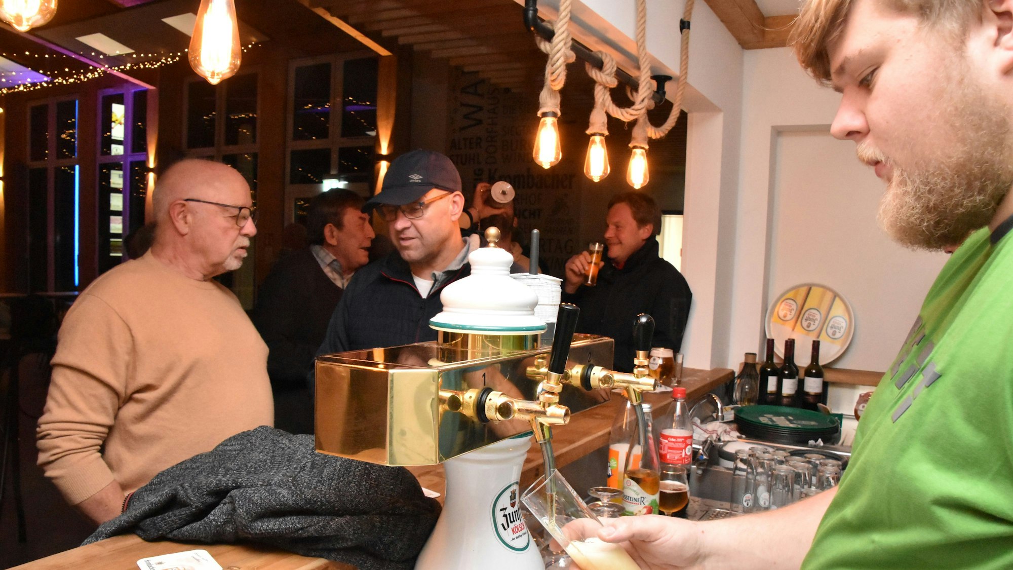 Hobbybühne Hurst
immer freitags Kneipe im Dorfhaus
An der Theke: Dieter Reichmann (l.), Kai Prange, Marvin Burhans am Zapfhahn