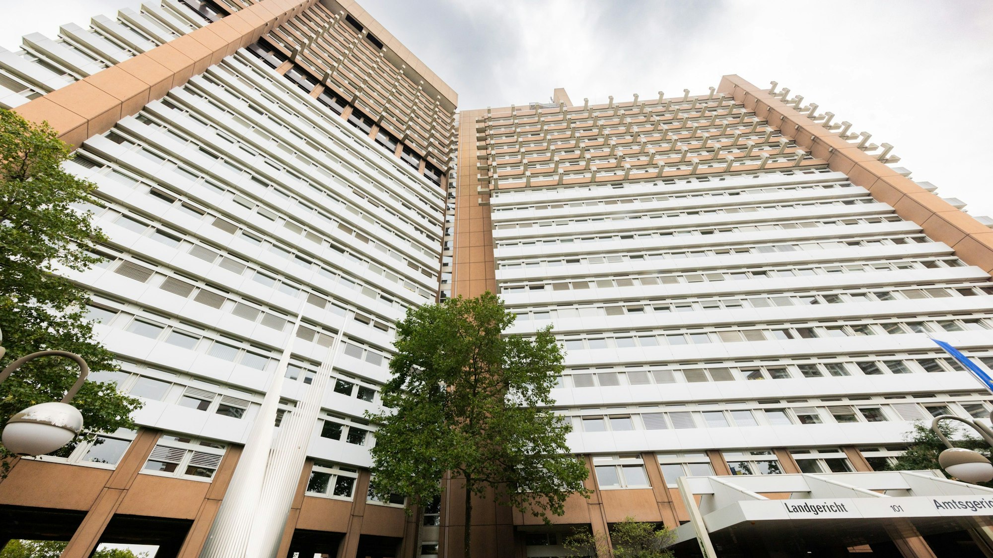 Vor dem Landgericht an der Luxemburger Straße findet der Prozess statt.