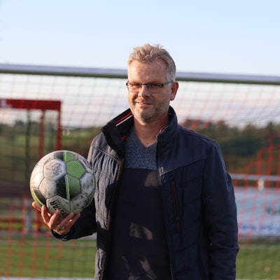 Nach dem Training am 14. Juni dieses Jahres brach Thorsten Rötzel auf dem Sportplatz von Morsbach-Wallerhausen zusammen, sein Herz stand still. Mannschaftskameraden der Spielvereinigung Wallerhausen konnten den 54-Jährigen reanimieren. Unser Foto zeigt den Fußballer auf dem Platz und dort, wo es passiert ist.