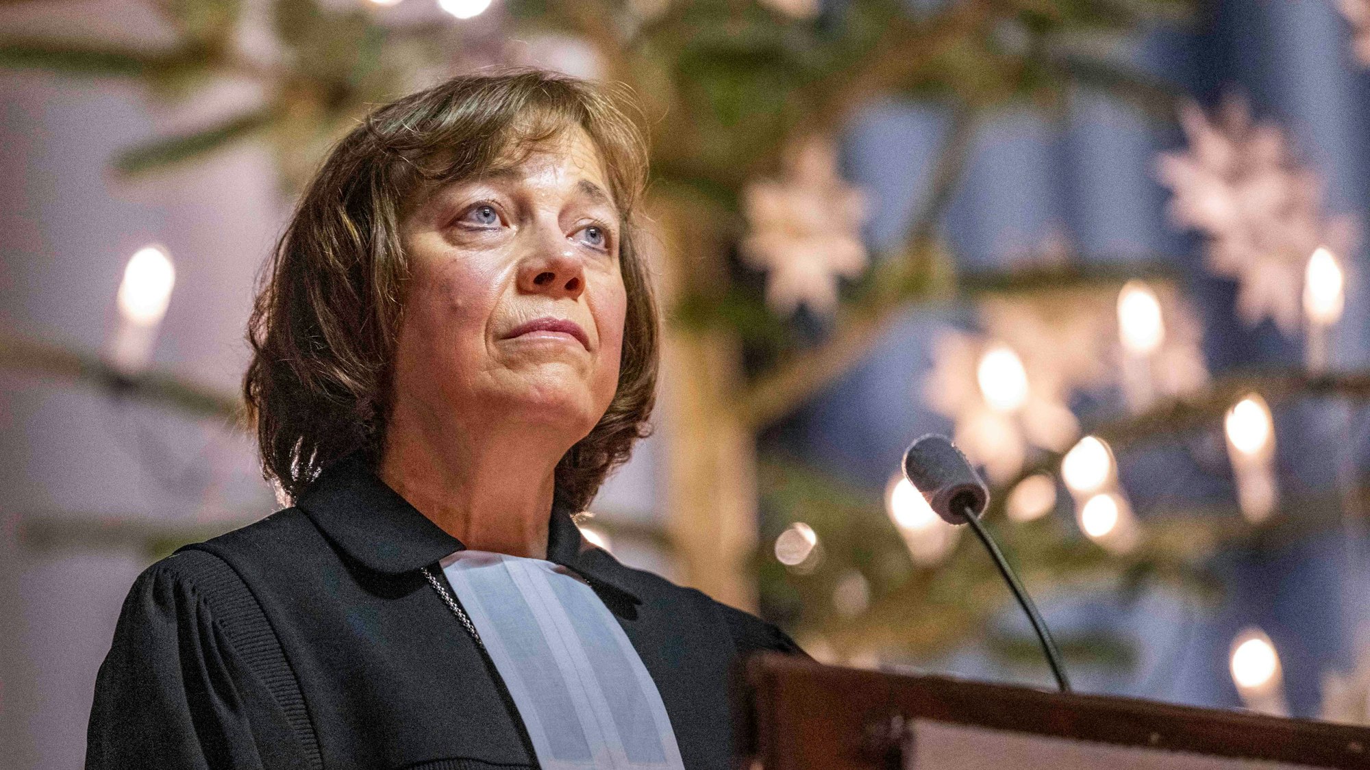 Annette Kurschus, Ratsvorsitzende der Evangelischen Kirche in Deutschland (EKD), tritt zurück (Archivbild zeigt Kurschus mit Talar und Beffchen)).