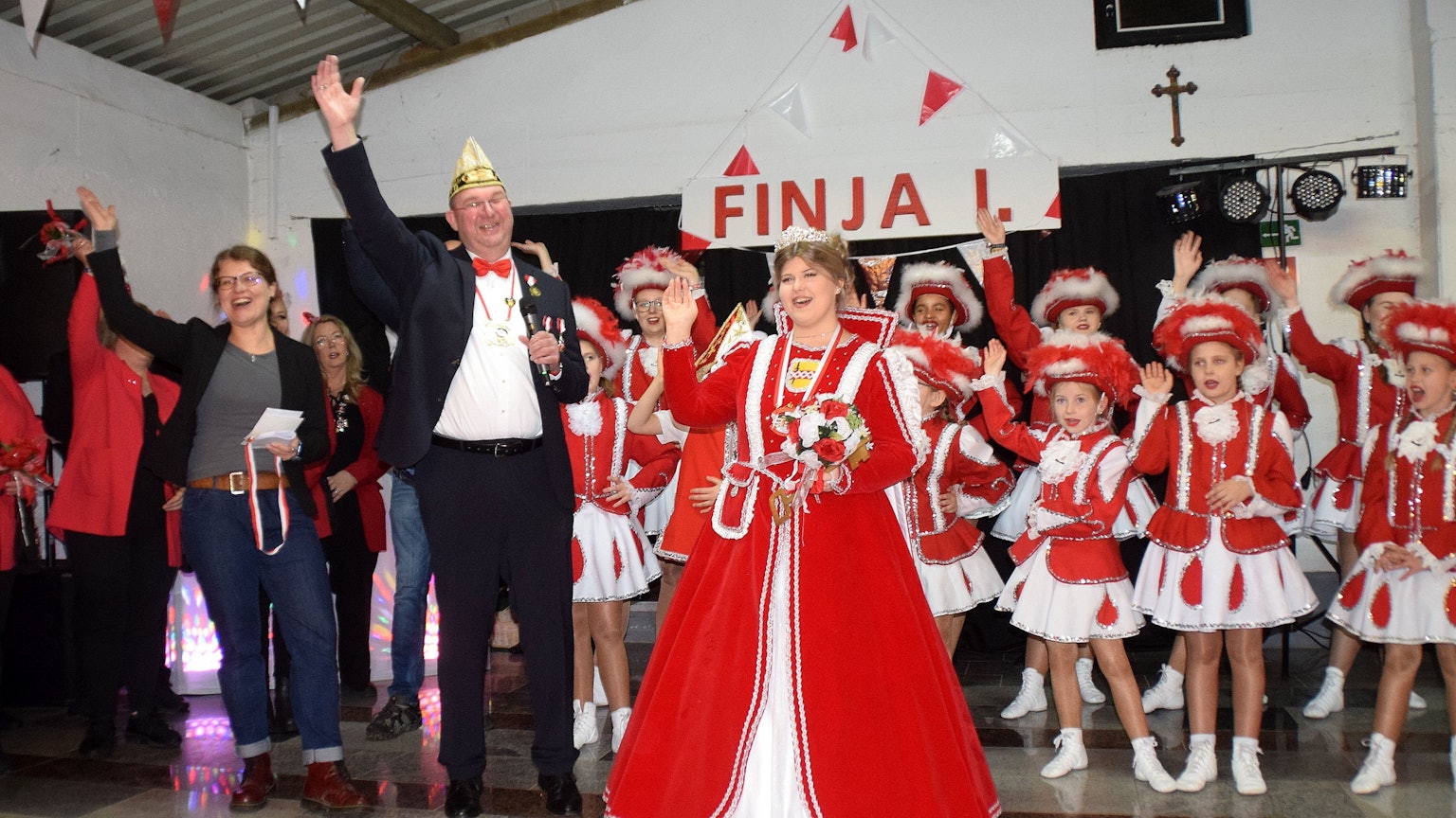 Linda Taft (links) proklamierte Waldorfs Kinderprinzessin Finja I. (Flohr). Durch das Programm führte der Vorsitzende des Ortsausschusses, Markus Enbergs (2. von links).