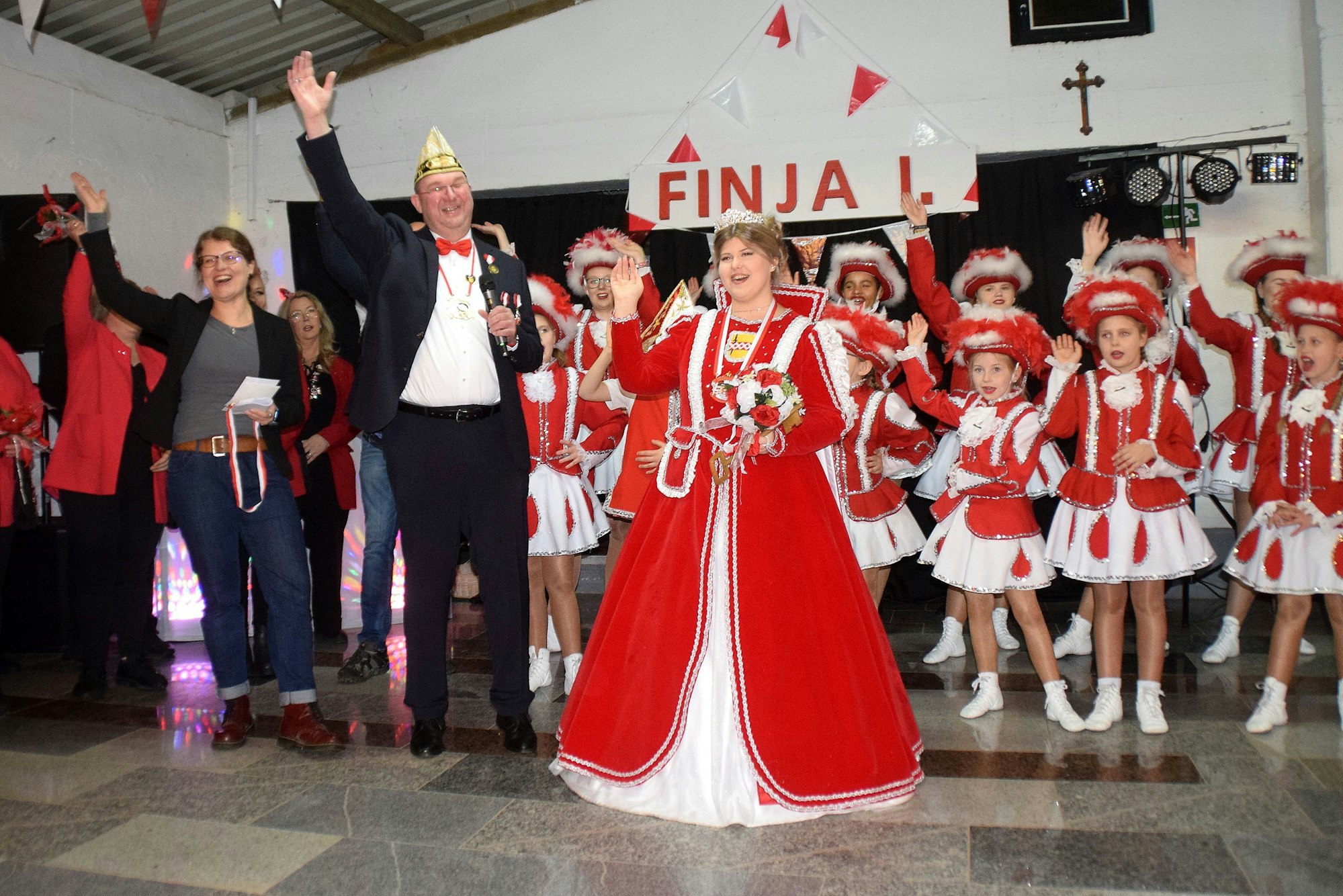 Linda Taft (links) proklamierte Waldorfs Kinderprinzessin Finja I. (Flohr). Durch das Programm führte der Vorsitzende des Ortsausschusses, Markus Enbergs (2. von links).