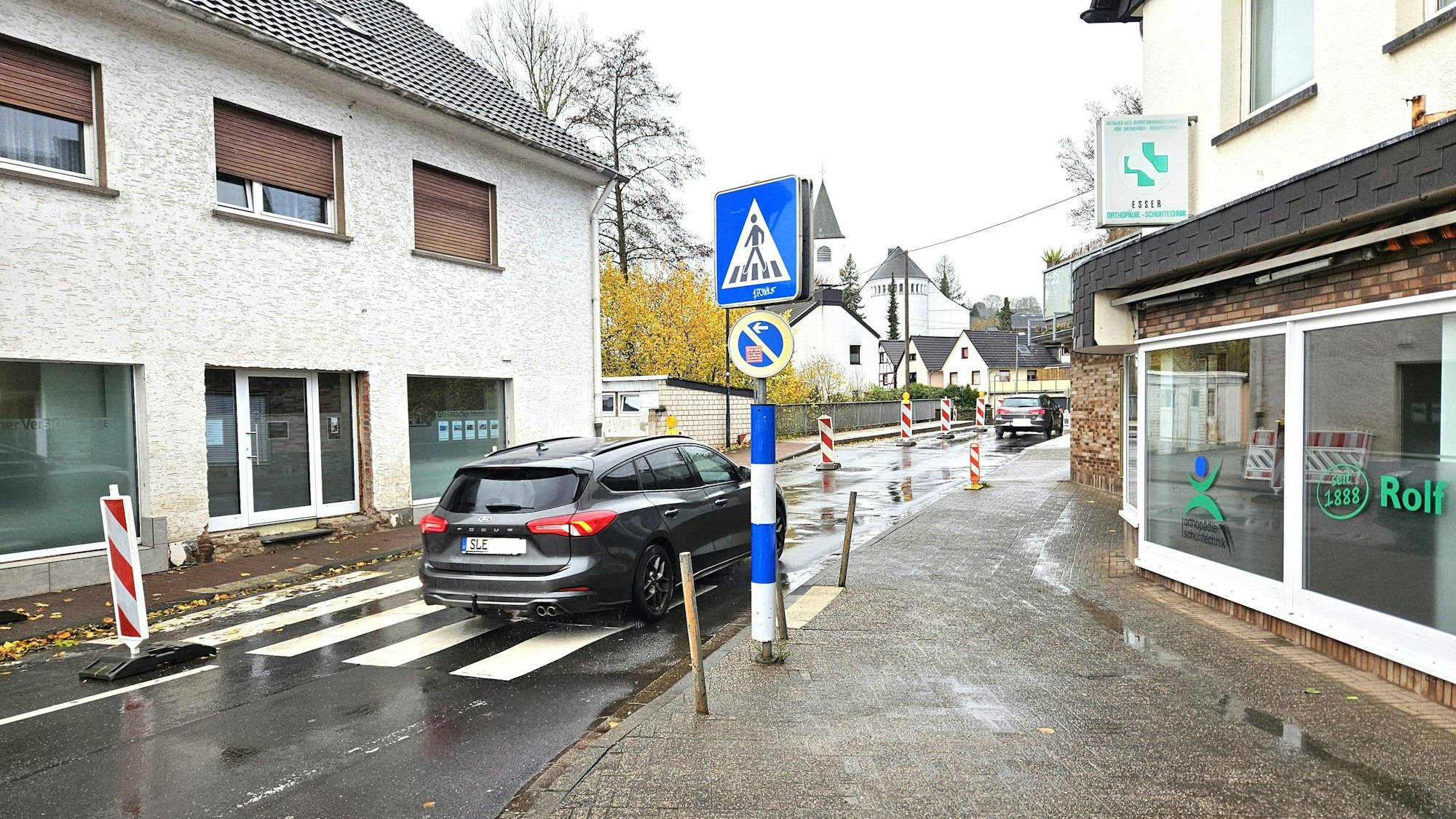 Zu sehen ist die halbseitig gesperrte Auffahrt zur Brücke und zwei Autos.