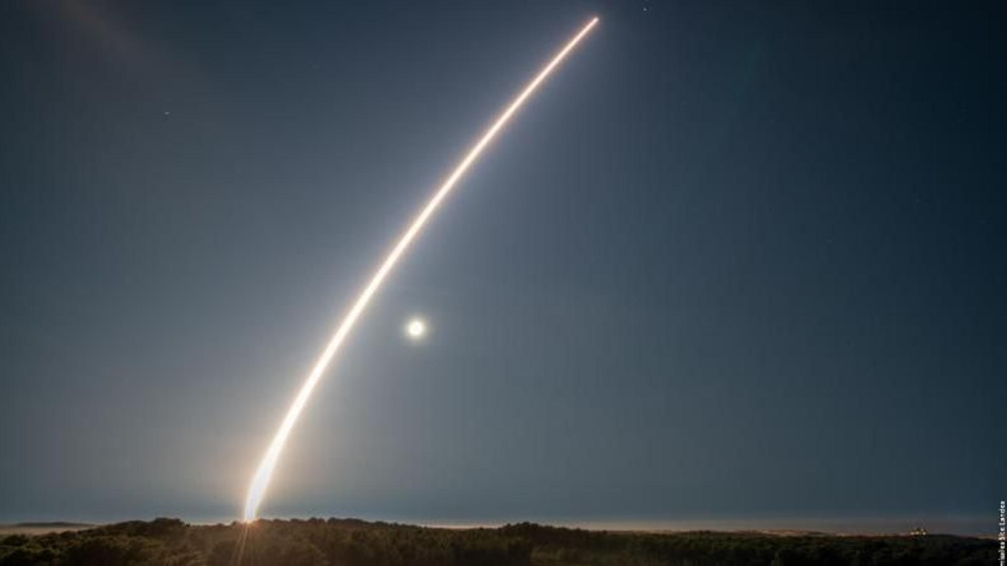 Diese vom französischen Verteidigungsministerium zur Verfügung gestellte Aufnahme zeigt den Test einer M51-Interkontinentallerakete bei Biscarosse. Das grelle Leuchten war über Hunderte Kilometer am europäischen Nachthimmel zu sehen.