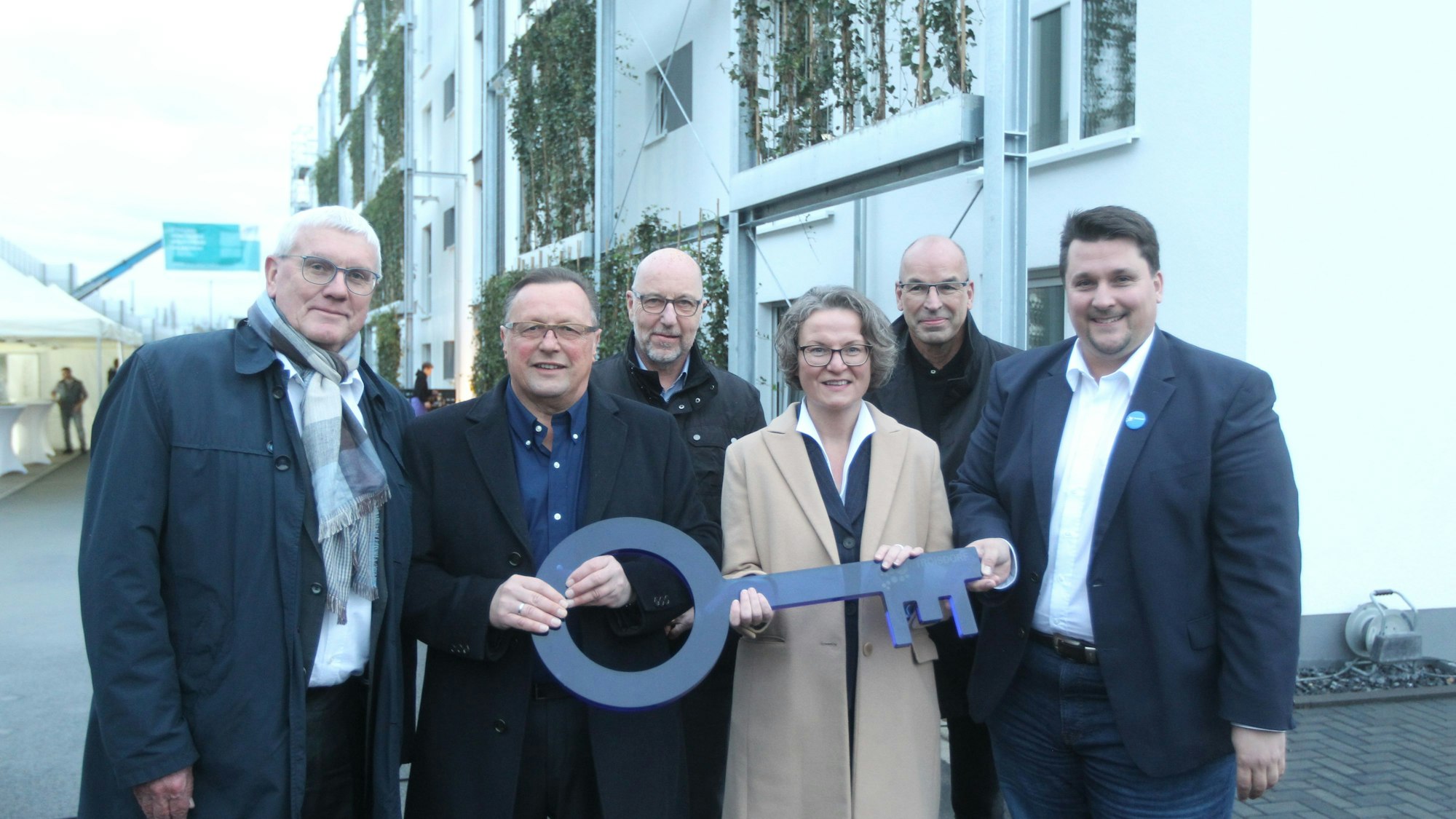 Prominente Gäste freuten sich über die Fertigsgtellung (v.l.): Landrat Sebastian Schuster, Bauträger Eric Schütz, BEG-Geschäftsführer Ludger Kloidt, Ministerin Ina Scharrenbach, Architekt Jo Kneutgen und Bürgermeister Alexander Biber.