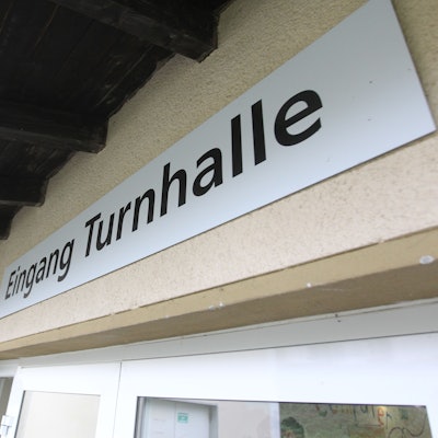 Gebäude mit Schild Eingang Turnhalle